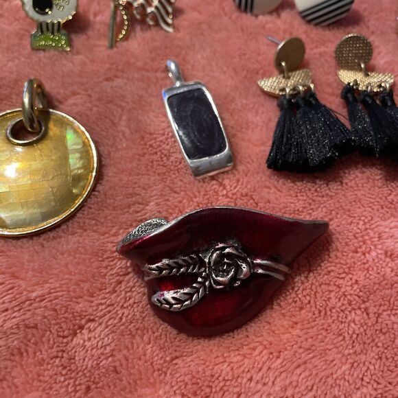 Vintage Estate Jewelry Lot Earrings Pairs Pin Pendants 33 Pcs - Picture 7 of 16